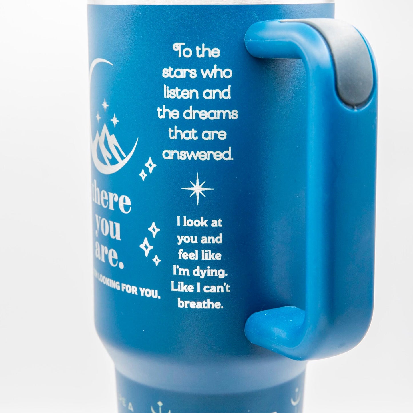 a blue travel mug with a blue handle